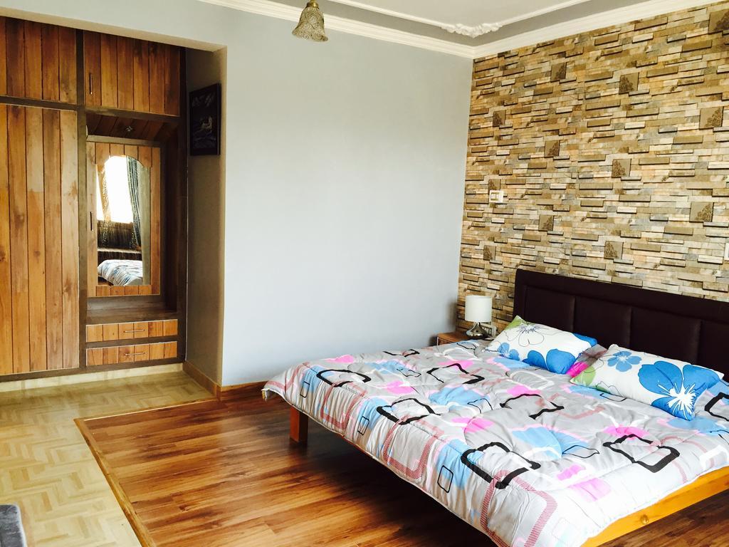 Shalimar Heights Hotel Srīnagar Buitenkant foto