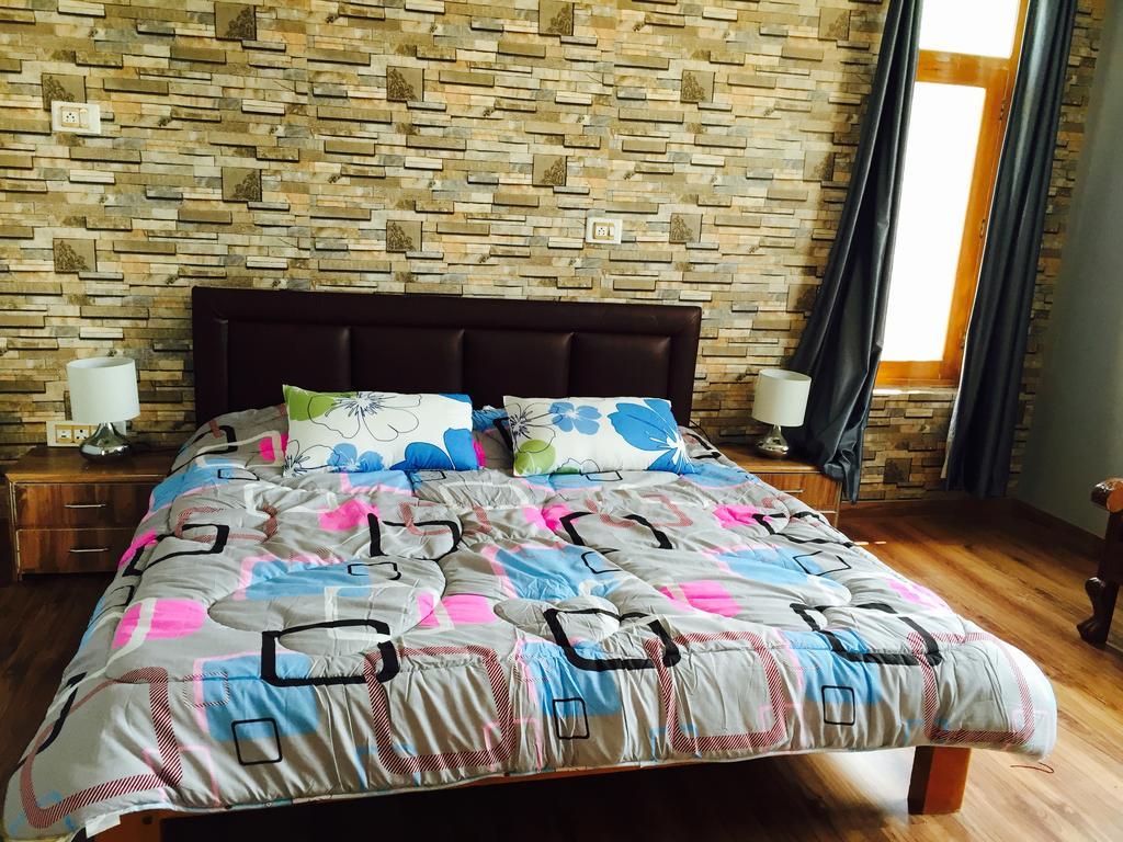 Shalimar Heights Hotel Srīnagar Buitenkant foto